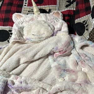 Fluffy Hooded Blanket with Pastel Hues